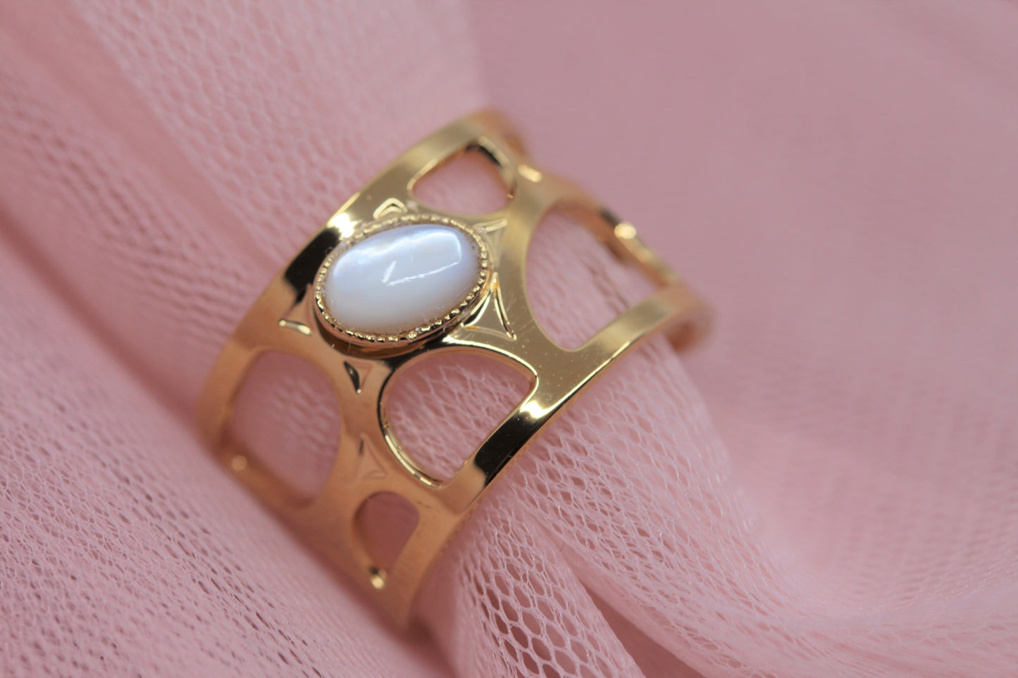 Openwork mother-of-pearl ring gilded with 24 carat fine gold Lorie