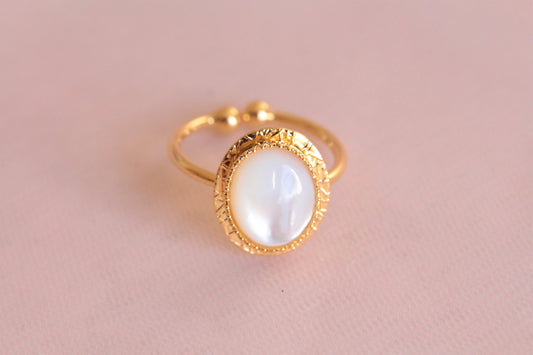 Openwork mother-of-pearl ring gilded with 24 carat fine gold Lorie