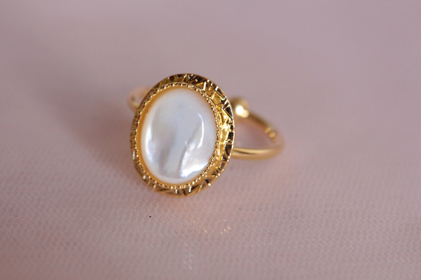 Openwork mother-of-pearl ring gilded with 24 carat fine gold Lorie