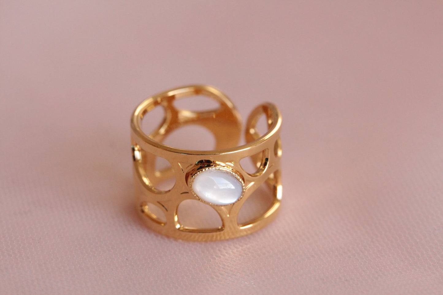 Openwork mother-of-pearl ring gilded with 24 carat fine gold Lorie