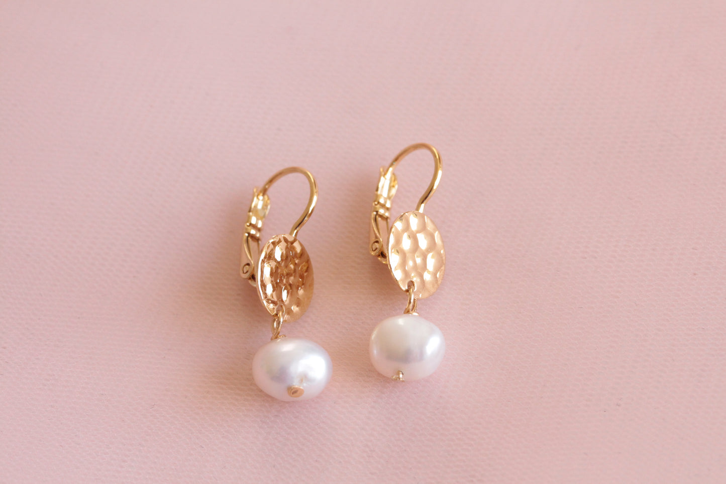 Boucles d'oreilles perles d'eau douce dormeuses dorées à l'or fin