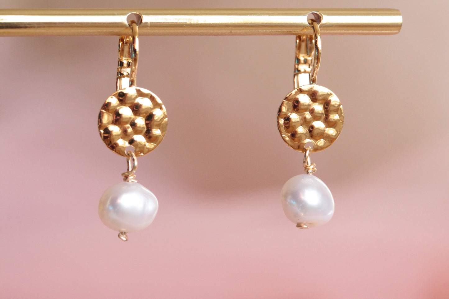 Boucles d'oreilles perles d'eau douce dormeuses dorées à l'or fin