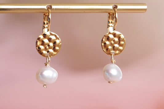 Boucles d'oreilles perles d'eau douce dormeuses dorées à l'or fin