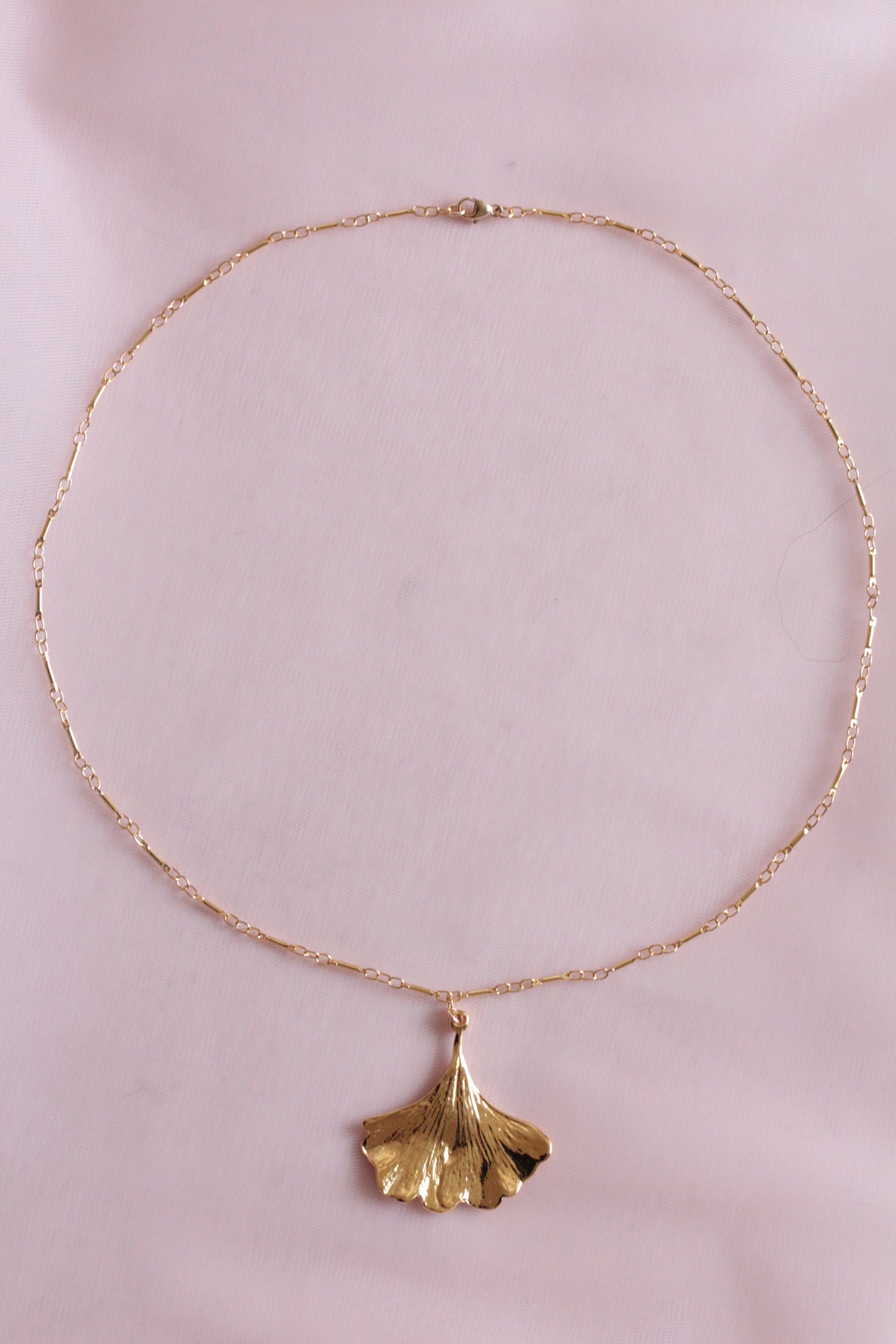 Gingko chain necklace and gold-plated flowers, brass chain gilded with fine gold Sylvia