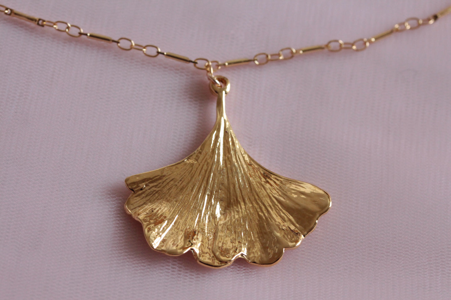 Gingko chain necklace and gold-plated flowers, brass chain gilded with fine gold Sylvia