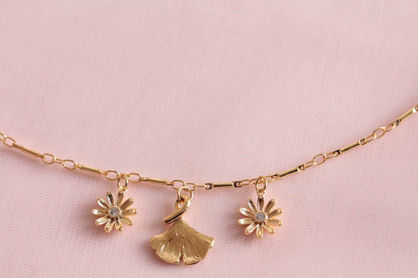 Gingko chain necklace and gold-plated flowers, brass chain gilded with fine gold Sylvia