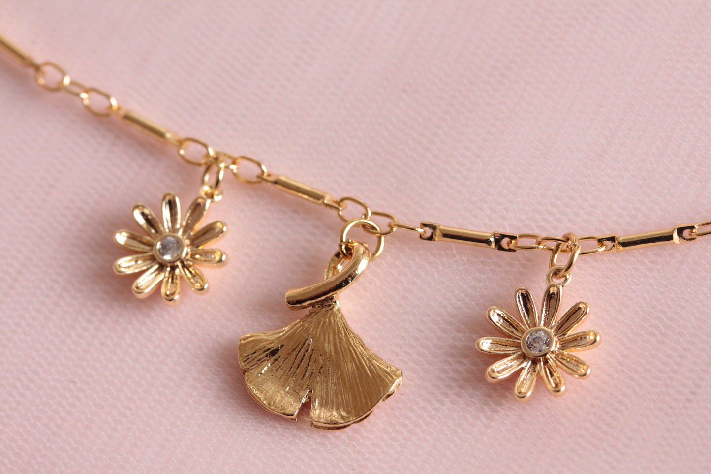 Gingko chain necklace and gold-plated flowers, brass chain gilded with fine gold Sylvia