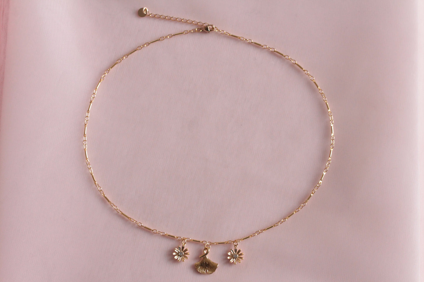 Gingko chain necklace and gold-plated flowers, brass chain gilded with fine gold Sylvia