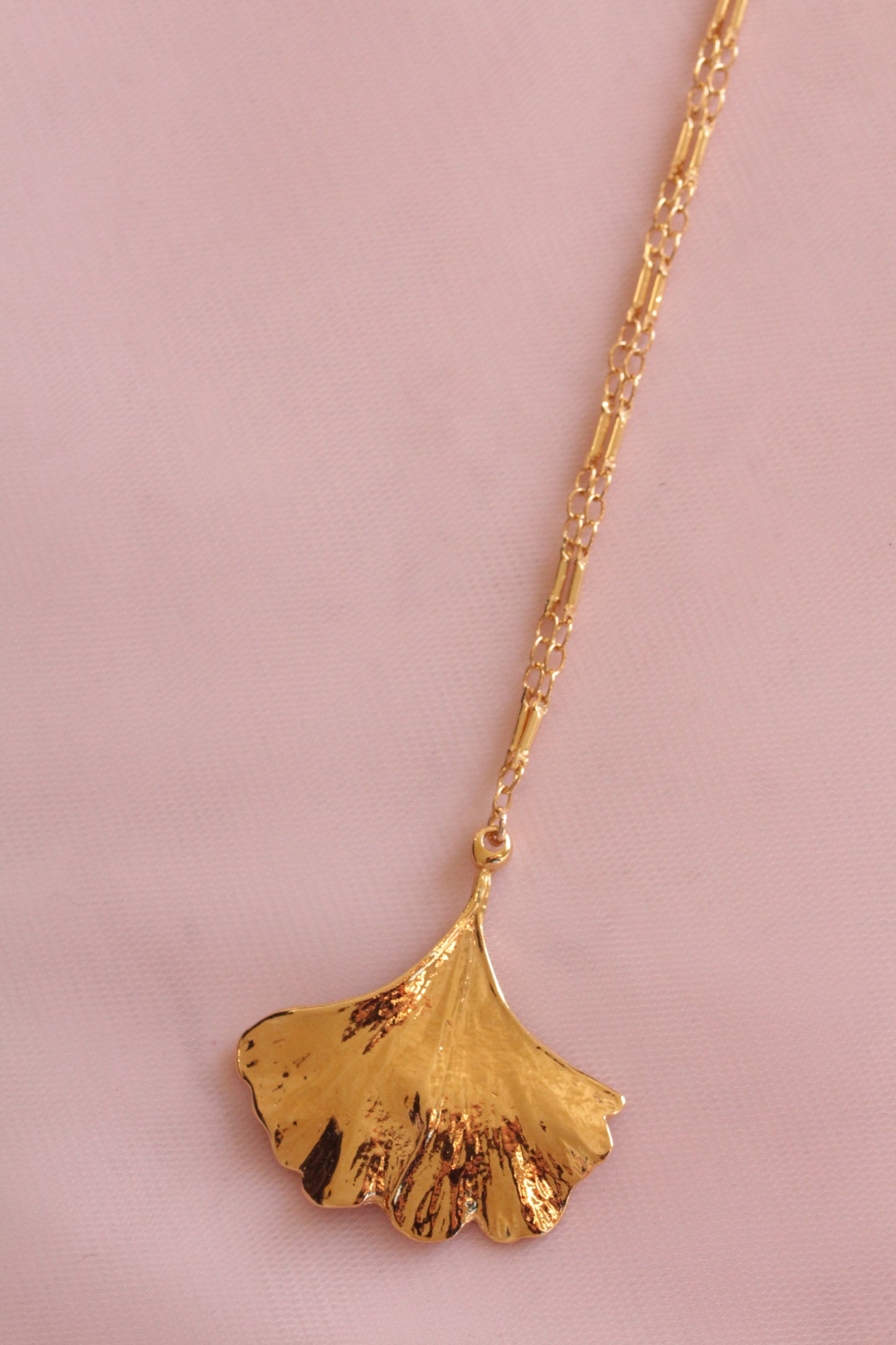 Gingko chain necklace and gold-plated flowers, brass chain gilded with fine gold Sylvia