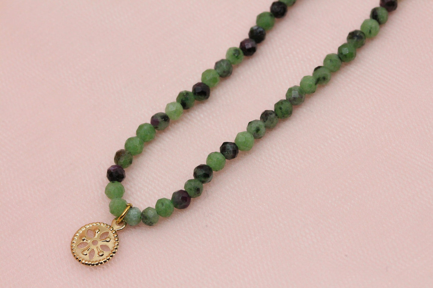 Collier en rubis zoisite et pendentif rosace plaquée or