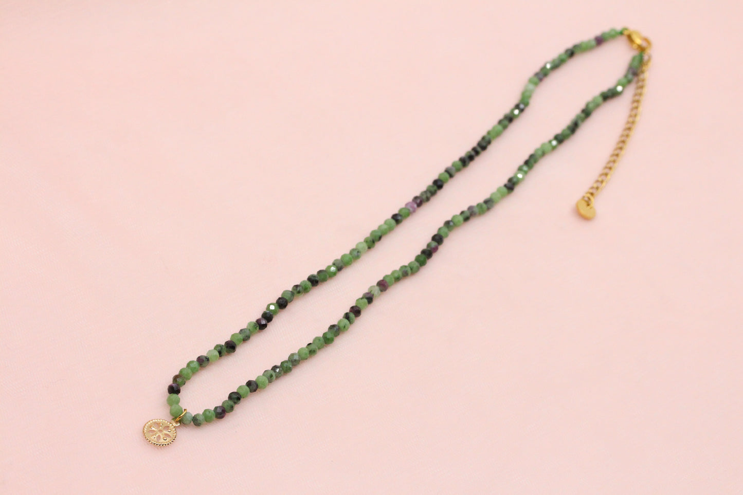 Collier en rubis zoisite et pendentif rosace plaquée or