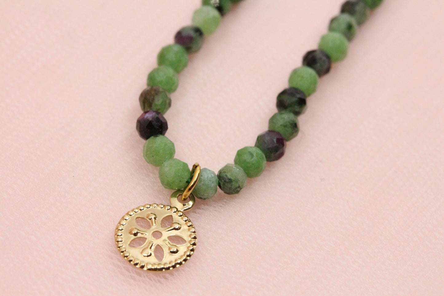 Collier en rubis zoisite et pendentif rosace plaquée or