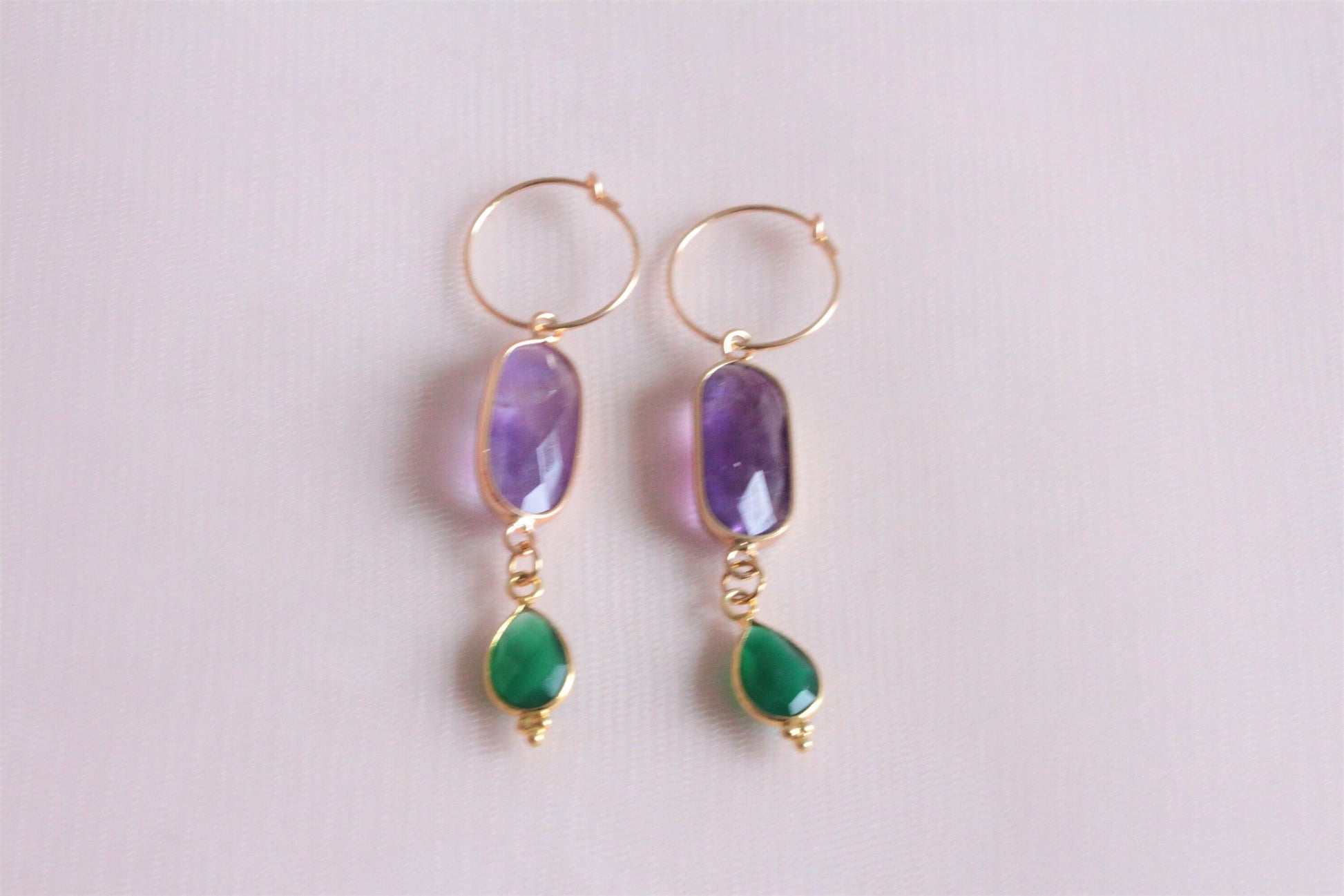 Mini creoles gold plated amethyst and malachite pendant / golden earrings with fine stone pendant