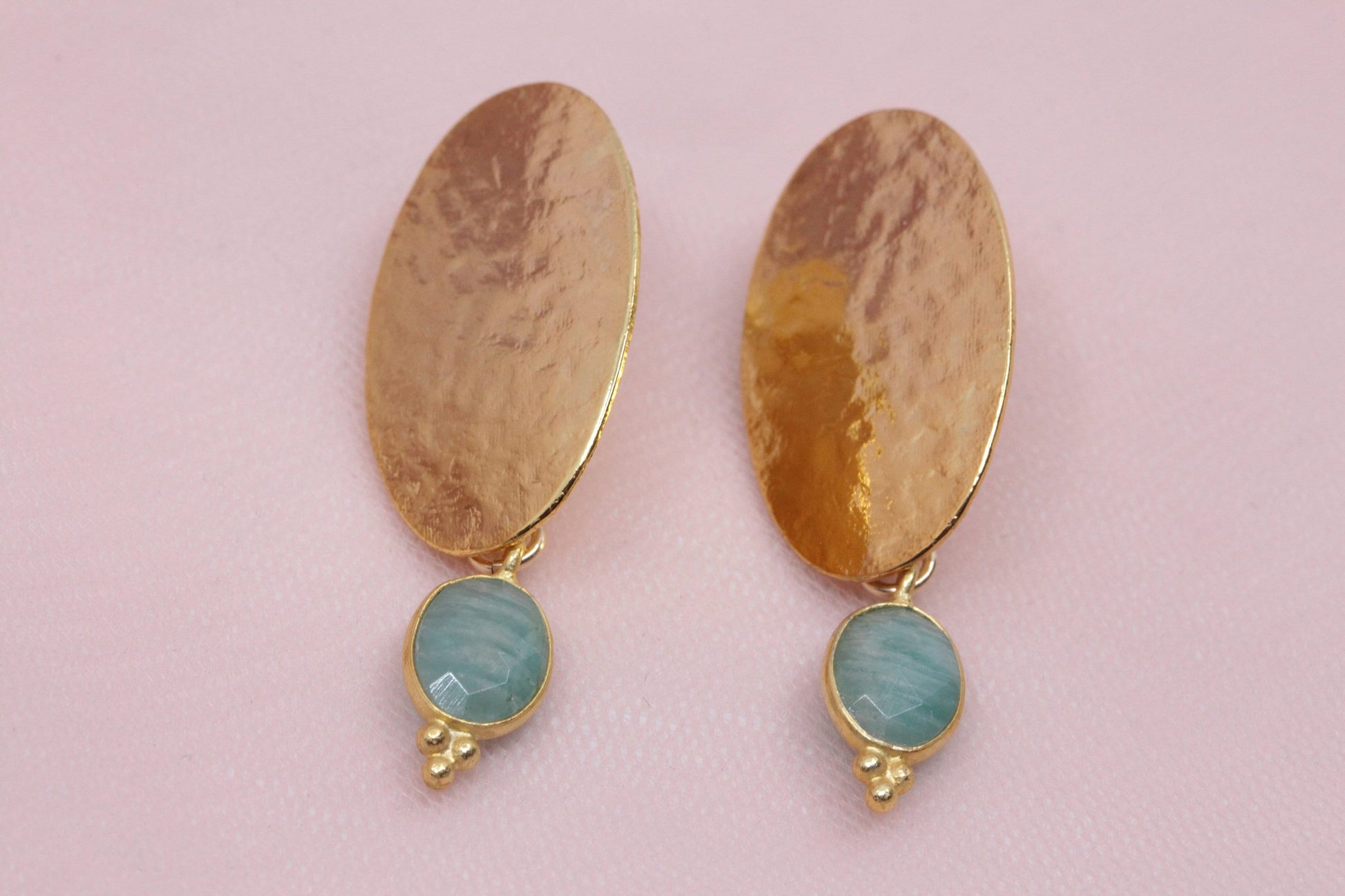 Textured/hammered oval earrings gilded with fine gold with amazonite pendants.