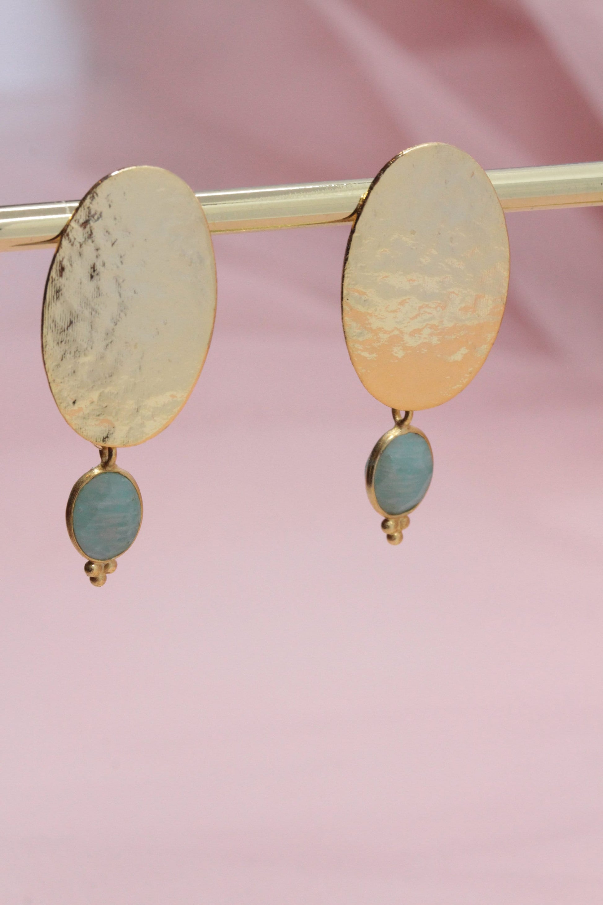 Textured/hammered oval earrings gilded with fine gold with amazonite pendants.