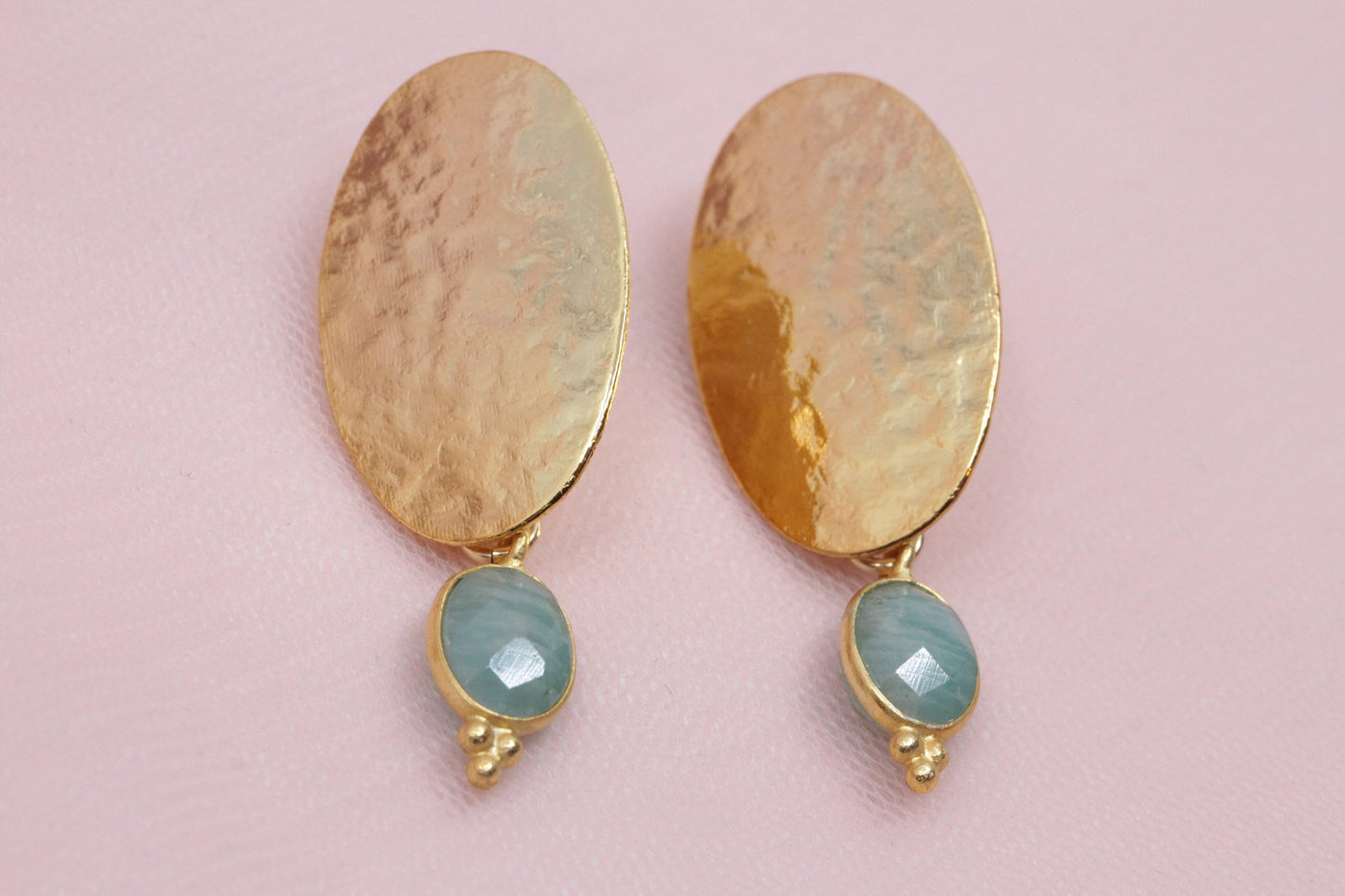 Textured/hammered oval earrings gilded with fine gold with amazonite pendants.