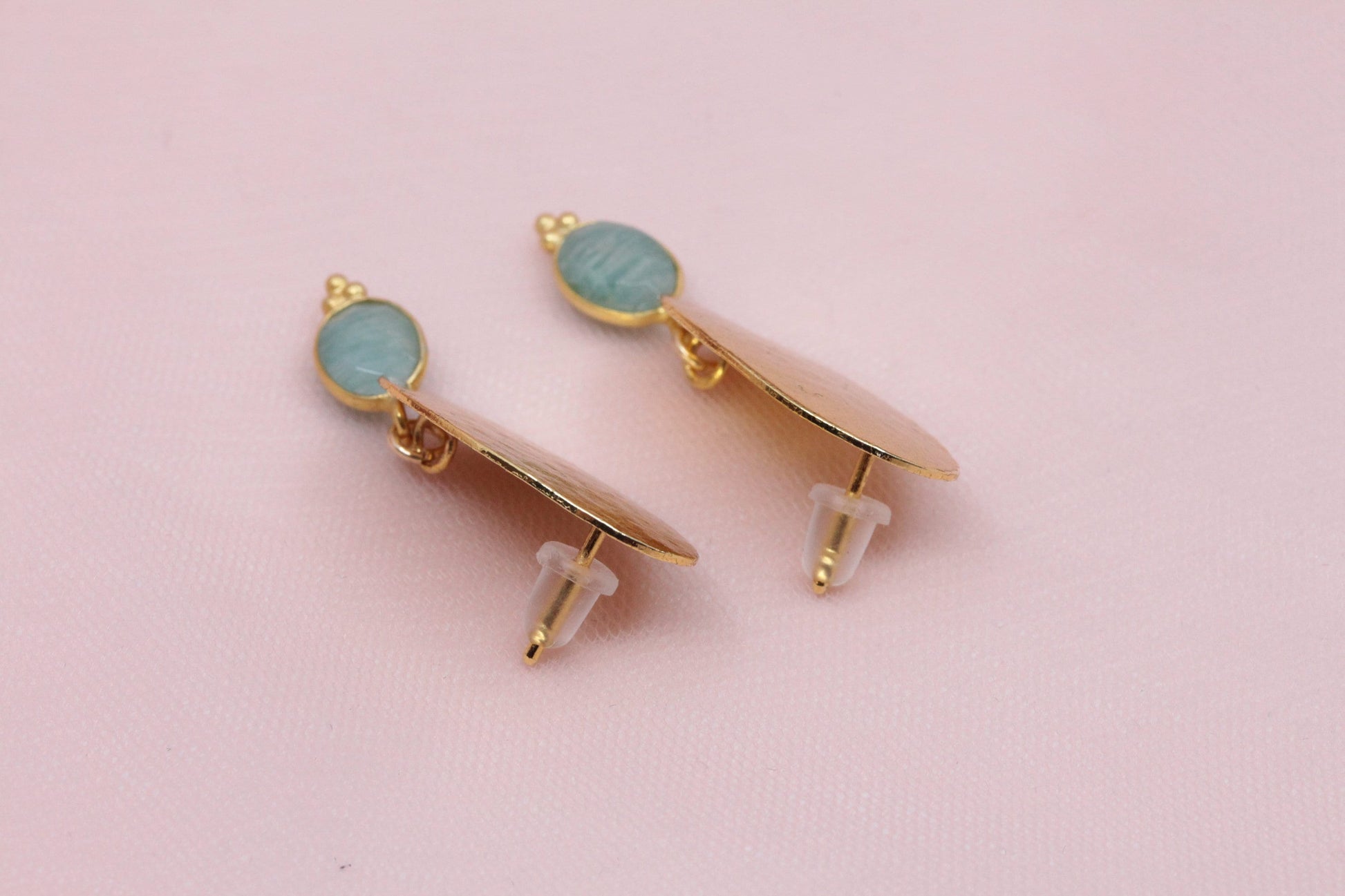 Textured/hammered oval earrings gilded with fine gold with amazonite pendants.